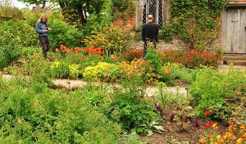 Cottagegarden rood oranje gele kleuren - Sissinghurst- mei- 2012