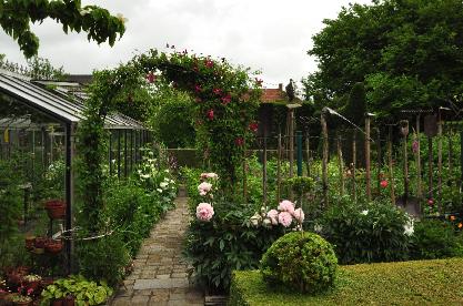 De tuin van Regine moestuin Oude gereedschappen afsluiting