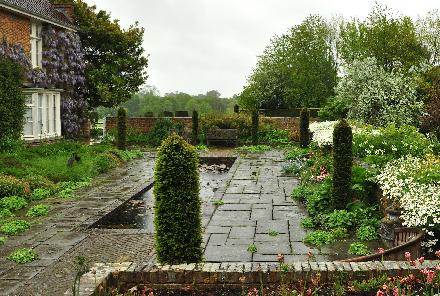 Milleniumgarden-holepark gardens Rolvenden